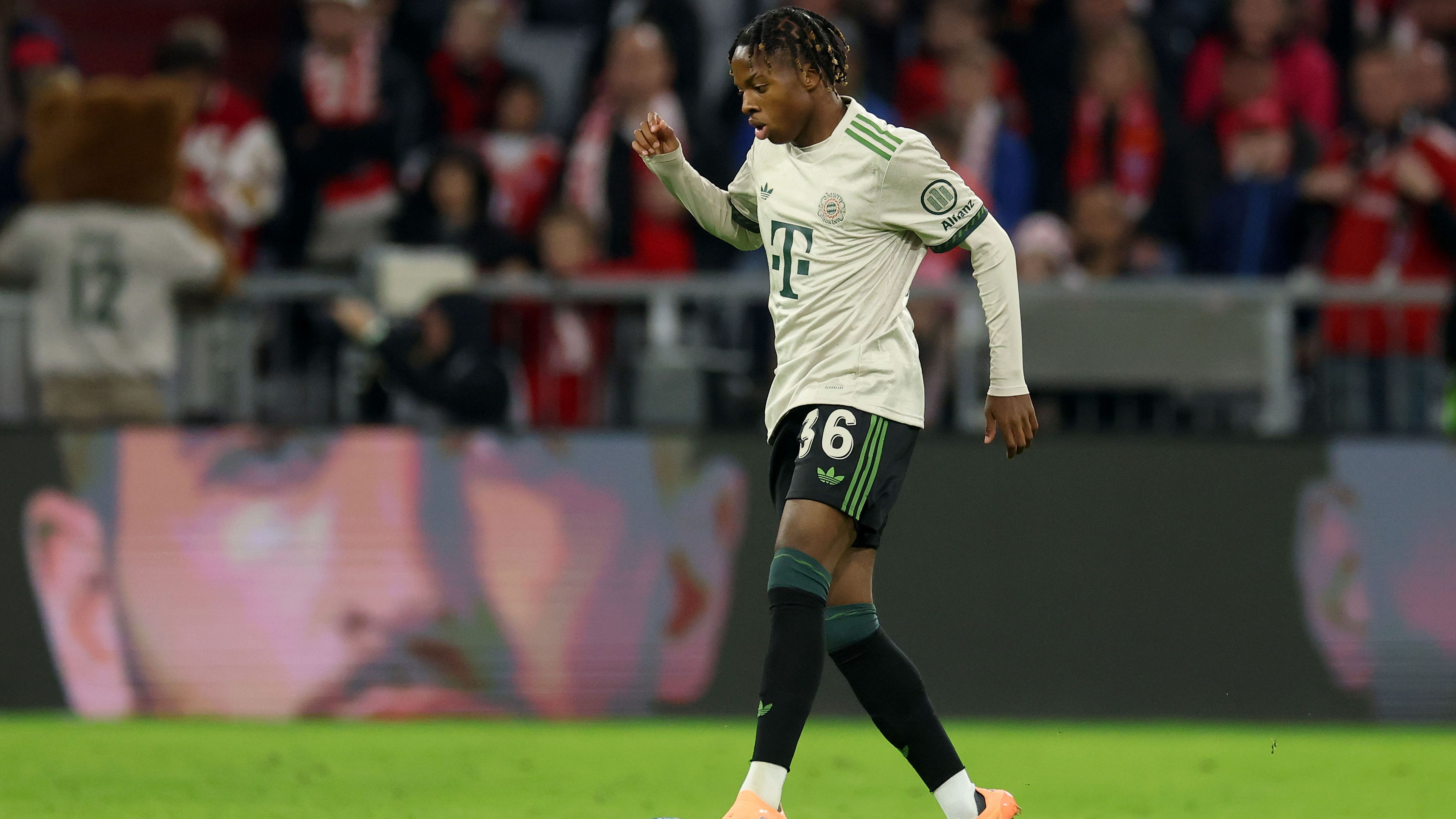 <strong>Platz 2: Wisdom Mike</strong><br><strong>Alter beim Pflichtspiel-Debüt:</strong> 17 Jahre, zwei Tage<br><strong>Begegnung:</strong> FC Bayern München - SV Werder Bremen 4:0 (26. September 2025. Bundesliga)