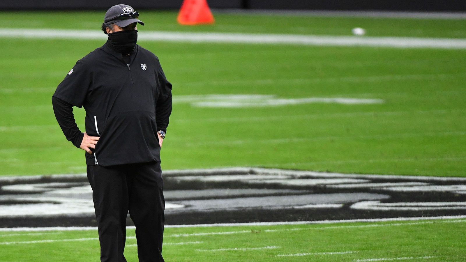 
                <strong>Verlierer: Paul Guenther</strong><br>
                Wie auch schon in der vorherigen Woche muss auch am 14. Spieltag ein Defensive Coordinator seinen Hut nehmen, dieses Mal ist es Paul Guenther von den Las Vegas Raiders. Das Spiel gegen die Indianapolis Colts (27:44) war der Tiefpunkt einer defensiv schwachen Saison der Raiders, die sich durch die Entlassung von Guenther eine Verbesserung ihrer Abwehrreihen versprechen. Defensive-Line-Coach Rod Marinelli wird die Einheit für die drei verbleibenden Spiele der Saison übernehmen.
              
