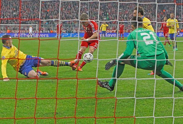 
                <strong>FC Bayern München - FC Arsenal 1:1</strong><br>
                Nach einer blitzsauberen Kombination bringt Bastian Schweinsteiger den Triple-Sieger nach 54 Minuten in Führung. Aus fünf Metern hebt er den Ball locker über Fabianski und macht das 1:0.
              