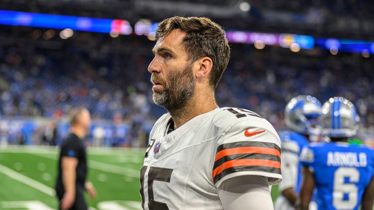 DETROIT, MI - SEPTEMBER 28: Cleveland Browns QB Joe Flacco (15) walks off the field after pre-game warmups during the game between Cleveland Browns and Detroit Lions on September 28, 2025 at Ford F...