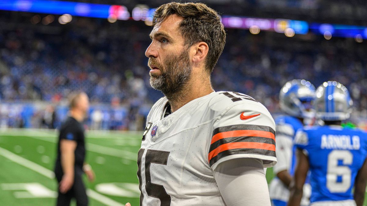 DETROIT, MI - SEPTEMBER 28: Cleveland Browns QB Joe Flacco (15) walks off the field after pre-game warmups during the game between Cleveland Browns and Detroit Lions on September 28, 2025 at Ford F...