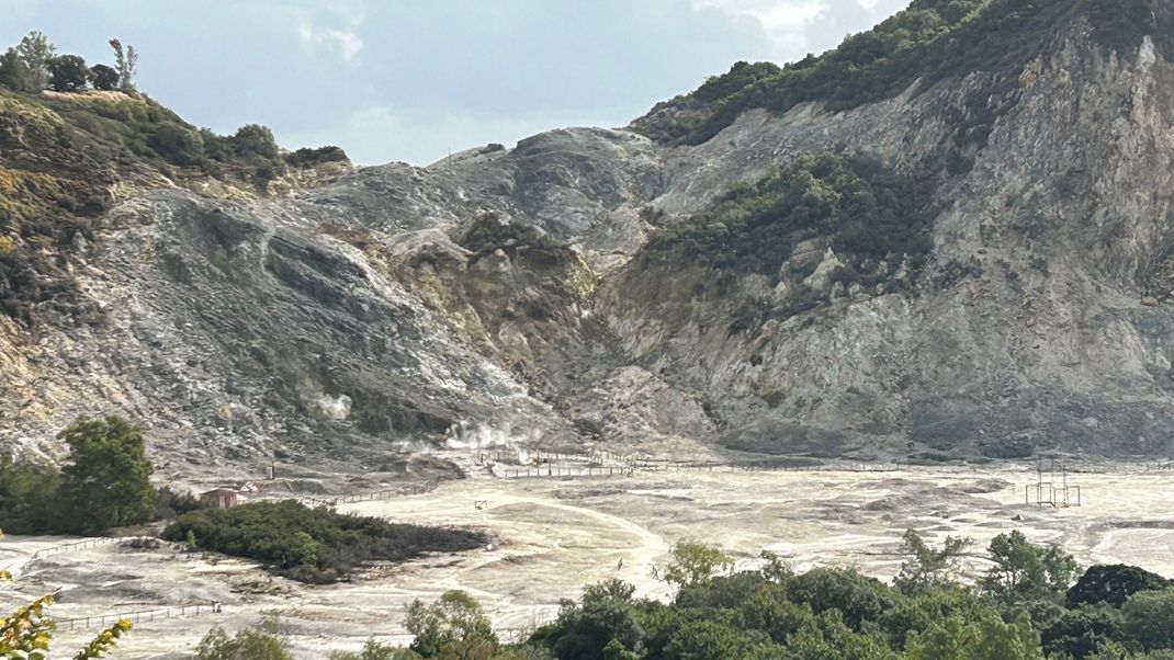 Archivbild, 3. November 2023: Das Vulkanfeld Solfatara in der Kleinstadt Pozzuoli im Westen von Neapel