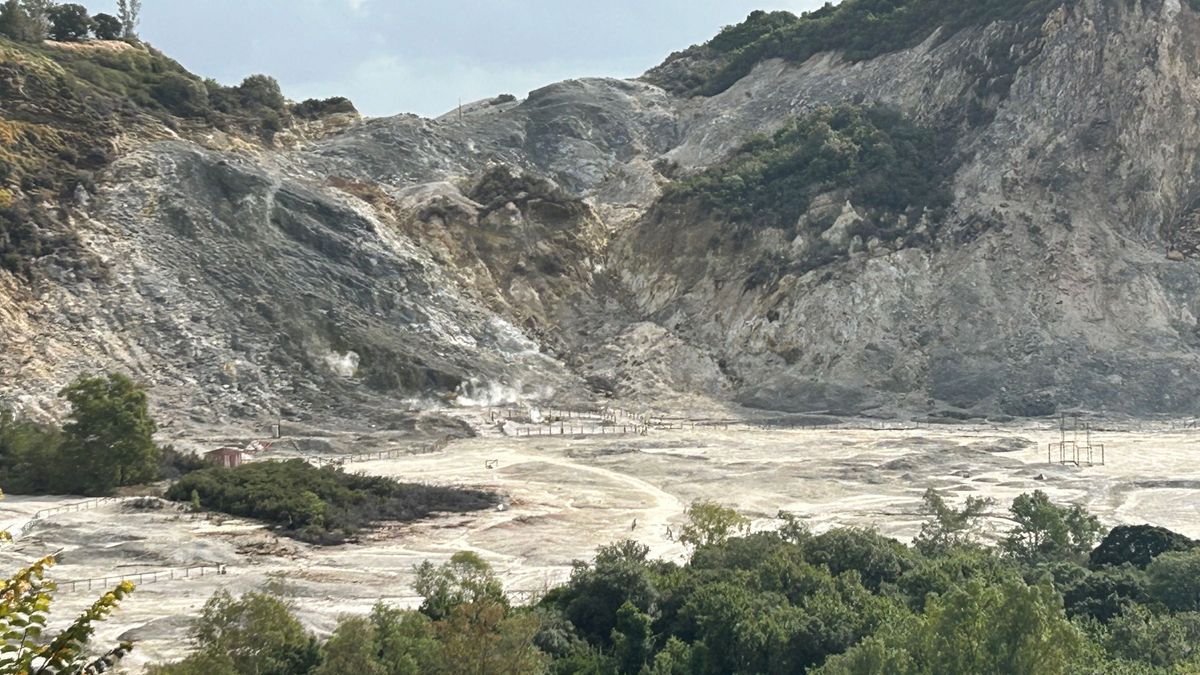 Archivbild, 3. November 2023: Das Vulkanfeld Solfatara in der Kleinstadt Pozzuoli im Westen der italienischen Millionenmetropole Neapel. Das Gebiet gehört zum Supervulkan der Phlegräischen Felder. 