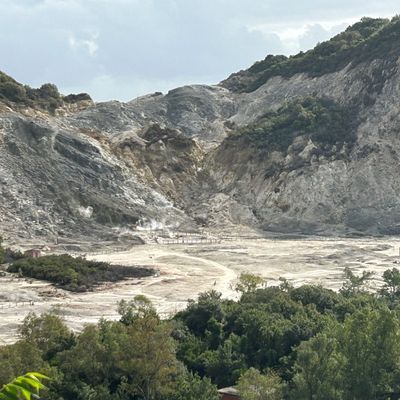 Archivbild, 3. November 2023: Das Vulkanfeld Solfatara in der Kleinstadt Pozzuoli im Westen der italienischen Millionenmetropole Neapel. Das Gebiet gehört zum Supervulkan der Phlegräischen Felder. 