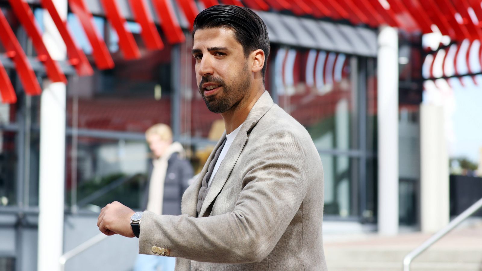 
                <strong>Sami Khedira</strong><br>
                Vom Profil her wäre Sami Khedira quasi perfekt als möglicher Bierhoff-Nachfolger: Früherer Nationalspieler, Weltmeister und Sympathieträger, der dem DFB beim geplanten Neuanfang ein Gesicht geben könnte. Aber: Es wäre eine Variante mit sehr viel Risiko. Der frühere Nationalspieler hat nach seinem Karriereende noch keine wirkliche Erfahrung im Bereich Management und schon gar nicht bei einem so großen Verband wie dem DFB. Andererseits: Die hatte Bierhoff 2004 auch nicht, als er beim DFB anfing. Wie Lahm, so steht Khedira seit einigen Wochen seinem Ex-Klub VfB Stuttgart in beratender Funktion zur Seite. Während der WM umschiffte er in der "ARD" die Frage nach seinen Ambitionen clever.
              