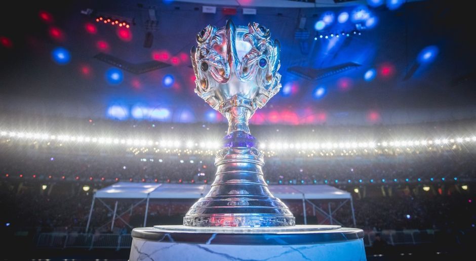 
                <strong>eSports: Bei diesen Games gibt es das größte Preisgeld</strong><br>
                Schöne Trophäen, jubelnde Fans und jede Menge Anerkennung: Was kann es Schöneres für eSports-Profis geben? Richtig. Geld. Denn die Preisgelder in den verschiedenen eSports-Titeln haben es teilweise in sich. ran.de zeigt, in welchen Games es das große Geld zu holen gibt.
              