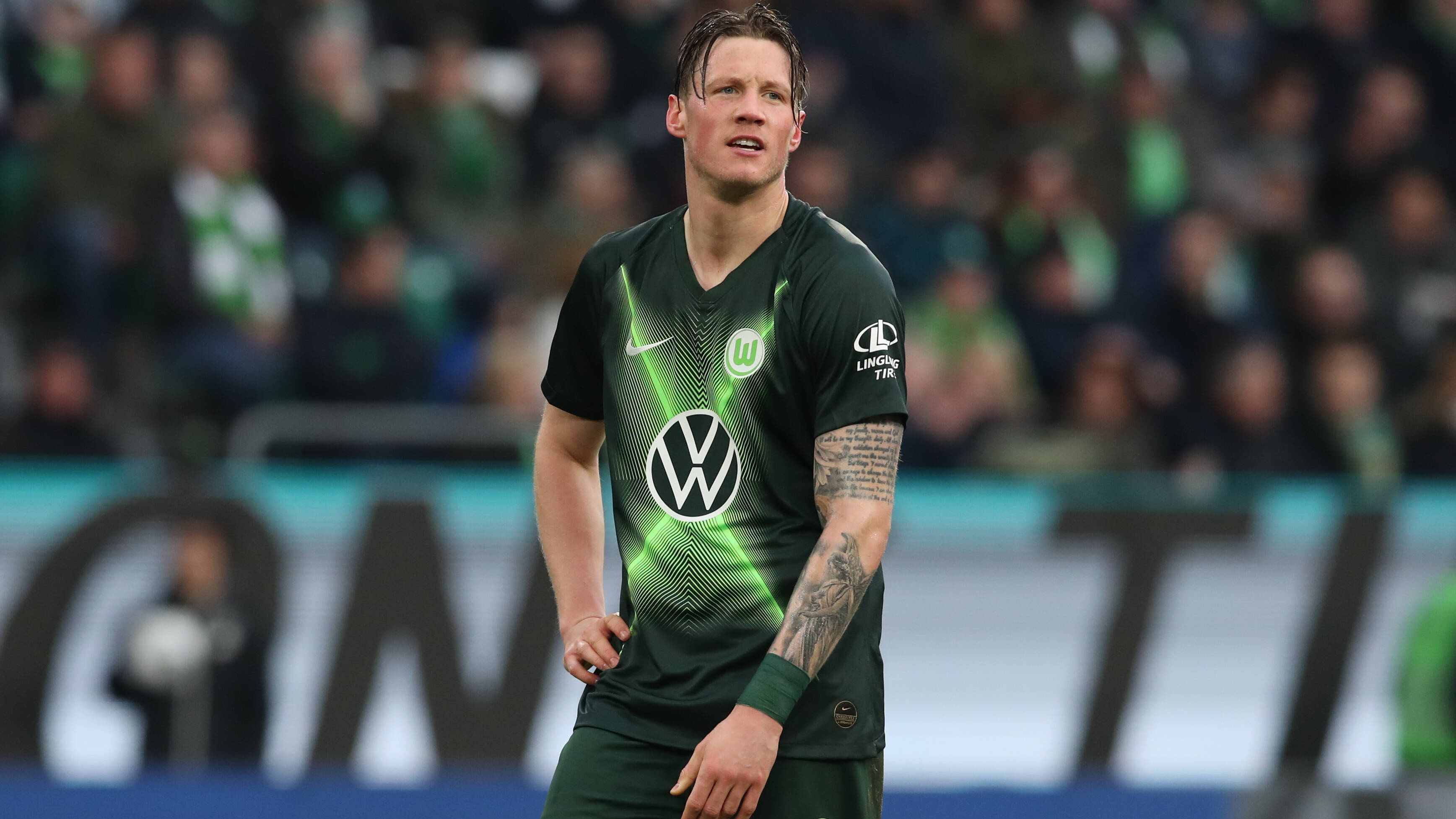 
                <strong>Sturm: Wout Weghorst (VfL Wolfsburg) </strong><br>
                Hätten Robert Lewandowski und Timo Werner in dieser Saison nicht alles kaputt geschossen, wäre wohl auch die mediale Aufmerksamkeit auf Wout Weghorst größer. Mit 16 Toren und drei Vorlagen in 32 Spielen war er einer der gefährlichsten Stürmer in der Bundesliga. Er hat einen großen Anteil daran, dass die "Wölfe" in der kommenden Saison erneut in der Europa-League antreten dürfen. Der 27-Jährige befindet sich im besten Fußball-Alter und könnte bald für einen Geldregen für Wolfsburg sorgen. Gerüchten zufolge haben bereits mehrere Teams aus England ihr Interesse am Holländer hinterlegt. Mit seiner bulligen und kopfballstarken Art ist er wie für die englische Premier League gemacht. Es wäre ein Coup der "Wölfe", sollten sie ihn von einem Verbleib überzeugen können. 
              