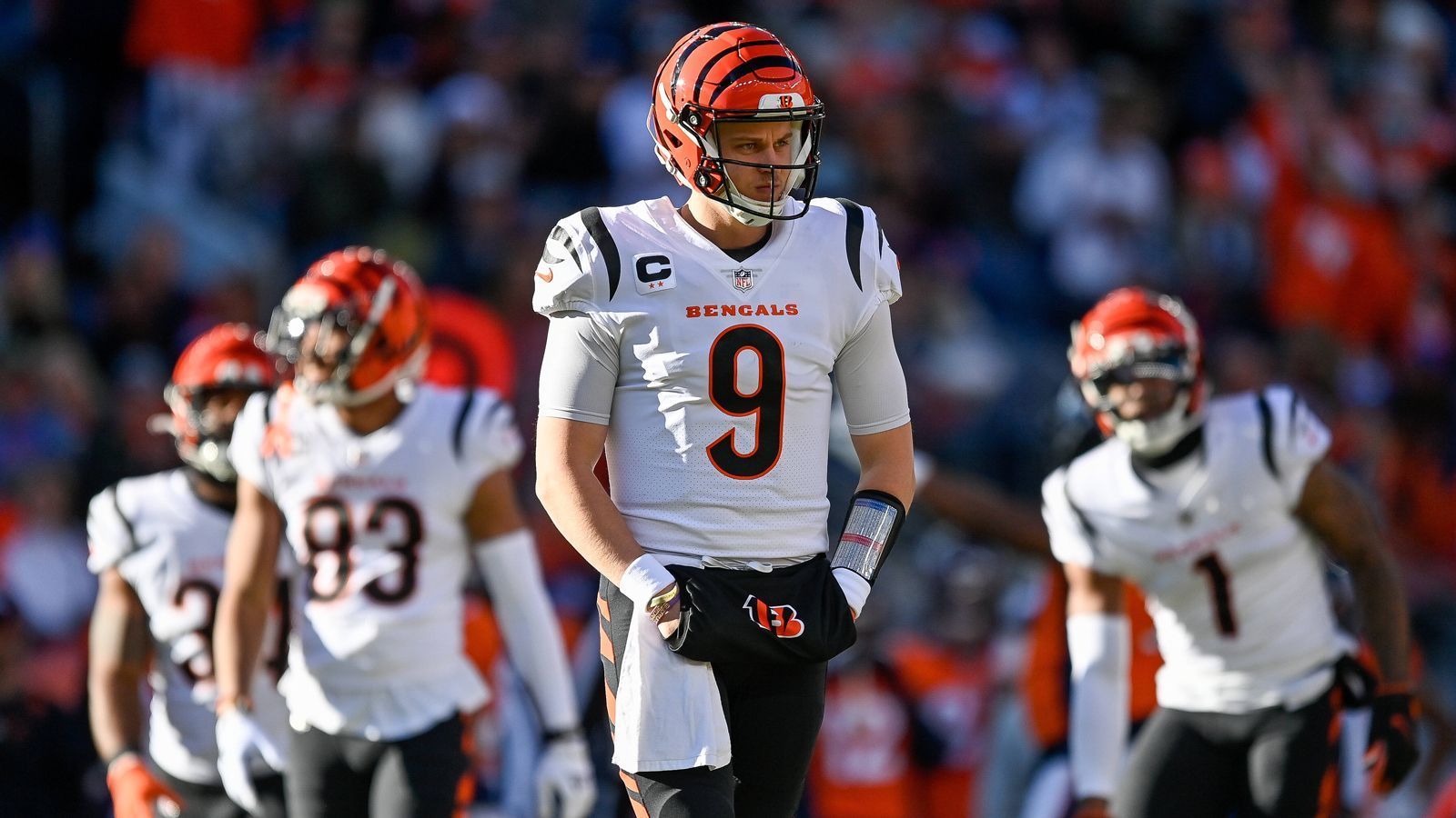 
                <strong>Die Rückkehr der Cincinnati Bengals</strong><br>
                Die Bengals setzten vor der Saison alles auf eine Karte und wählten mit dem fünften Pick im NFL Draft Wide Receiver Ja'Marr Chase aus, der mit Bengals Quarterback Joe Burrow bereits am College bei LSU gespielt hatte. Nach einer holprigen Preseason klickte es zwischen Burrow und Chase wieder und das Gespann führte die Bengals überraschend in die Playoffs und zum ersten Titel in der AFC North seit 2015. Chase überragte hierbei im Zusammenspiel mit Burrowsund stellte den Rekord für die meisten Passing-Yards eines Bengals-Rookies mit 1455 Receiving-Yards auf. Neben Burrow und Chase glänzten auch Tee Higgins und Joe Mixon in der Offense. Auch die Defense verbesserte sich im Vergleich zum Vorjahr merklich. Neuzugang Trey Hendrickson hatte mit 14 Sacks den größten Anteil an der Leistungssteigerung.
              