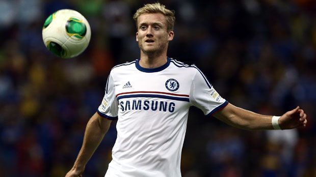 
                <strong>FC Chelsea - Auswärtstrikot</strong><br>
                Irgendwie kommt einem das Chelsea-Auswärtstrikot etwas holländisch vor. Ob Andre Schürrle sich in diesem Dress überhaupt richtig auf das Spiel konzentrieren kann?
              