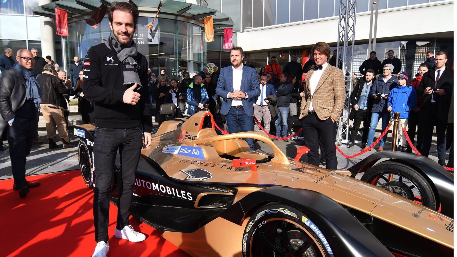 
                <strong>Rekord-Champion</strong><br>
                Bisheriger Rekord-Champion ist Jean-Eric Vergne, der als einziger Fahrer die Formel E bereits zweimal gewinnen, seinen Titel von 2018 ein Jahr später verteidigen konnte. Aktueller Punkte-Rekord sind inzwischen aber die 213 Zähler, mit denen Stoffel Vandoorne 2022 den Titel im Mercedes gewann.
              