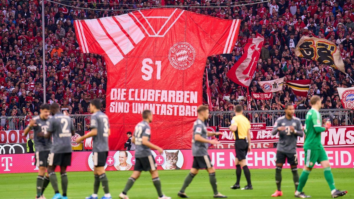 Bilder des Jahres 2024, Sport 09 September Sport Themen der Woche KW39 FCB fans demonstrate against the jersey colors in the match FC BAYERN MUENCHEN - BAYER 04 LEVERKUSEN on Sep 28, 2024 in Munich...