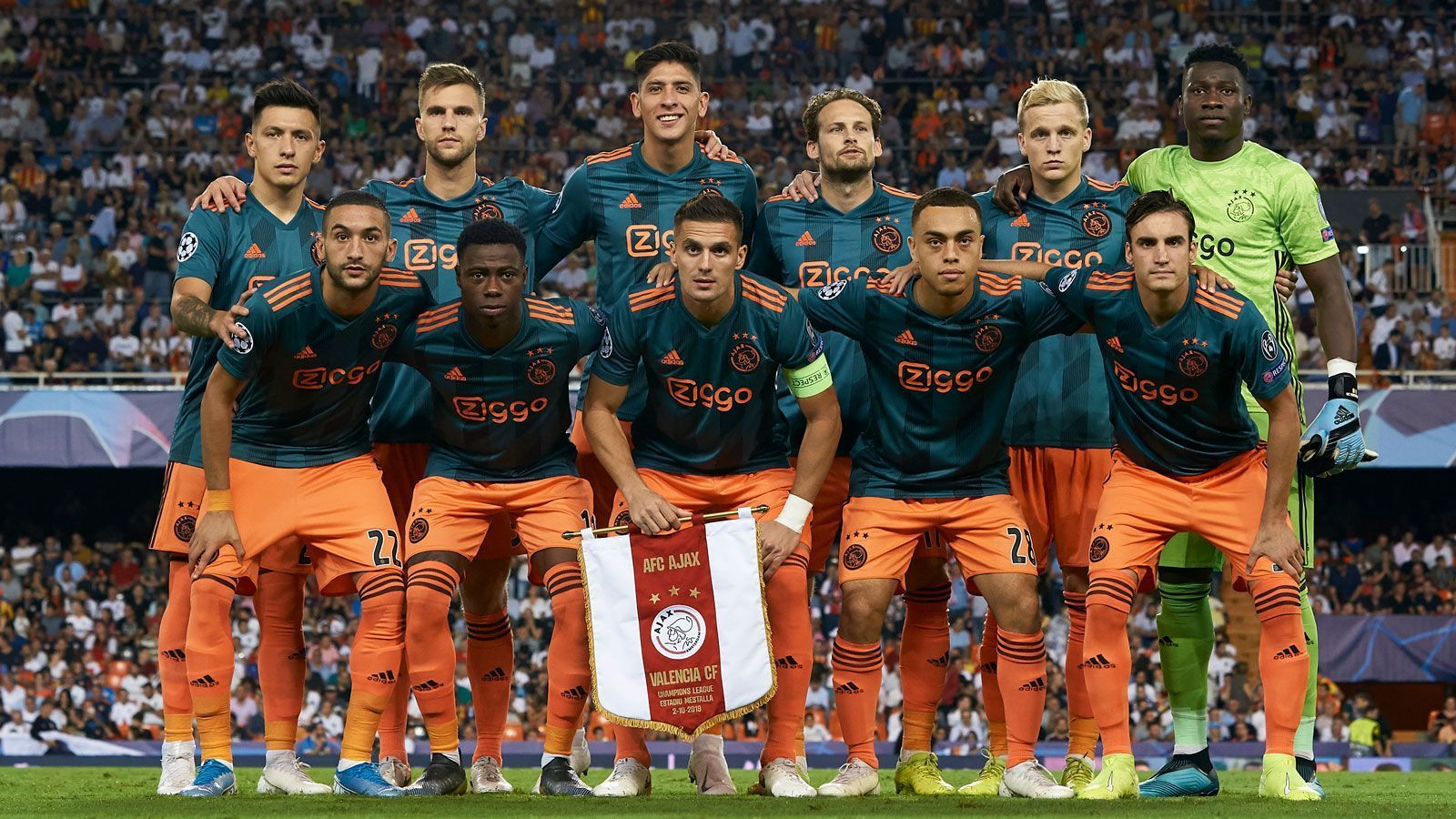 
                <strong>Platz 5: Ajax Amsterdam</strong><br>
                Ohne die abgewanderten Matthijs de Ligt und Frenkie de Jong ging der Halbfinalist des Vorjahres deutlich geschwächt in die aktuelle Saison. Doch bislang läuft alles nach Plan. In der niederländischen Eredivisie führt das Team von Erik ten Hag die Tabelle souverän an und präsentierte sich zuletzt in Torlaune. Gegen Feyenoord und Zwolle ließ es Ajax je viermal im gegnerischen Kasten scheppern. In der Königsklasse steht Ajax in Gruppe H mit sechs Punkten und nur einem Gegentor ebenfalls an der Spitze. Ten Hag gilt nach dem Kovac-Aus als einer der heißesten Kandidaten für den Trainerposten beim FC Bayern, will die Saison aber nach eigener Aussage auf jeden Fall bei Ajax durchziehen.
              