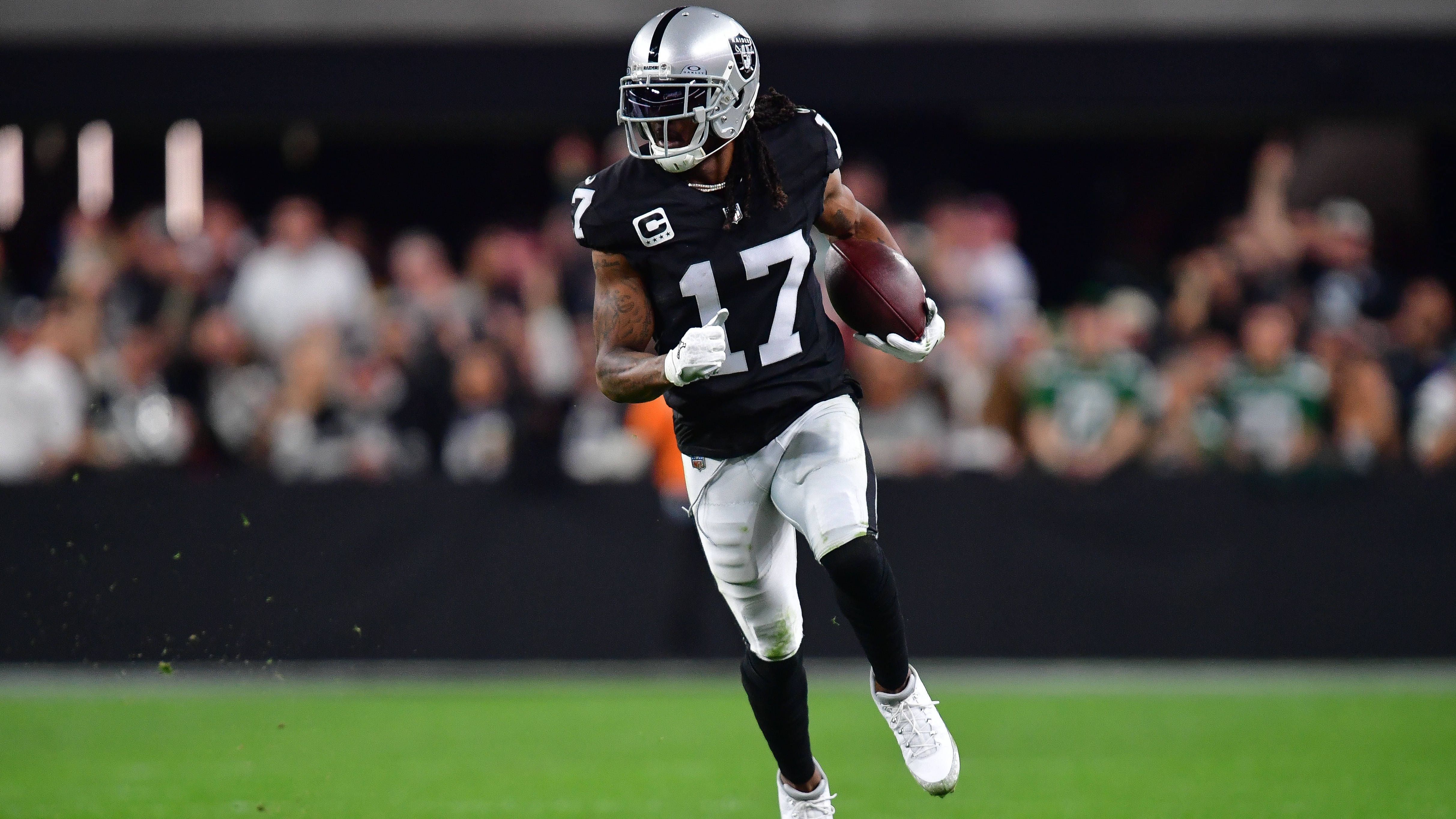 <strong>Davante Adams (Las Vegas Raiders)</strong><br>Eine schwere Saison derzeit hat Davante Adams bei den Las Vegas Raiders. Durch das Chaos in der Franchise kommt er bis dato "nur" auf 814 Yards bei 69 Catches. Dazu kommen vier Touchdowns. Trotzdem gehört er für Hill zu den aktuellen Top 5.