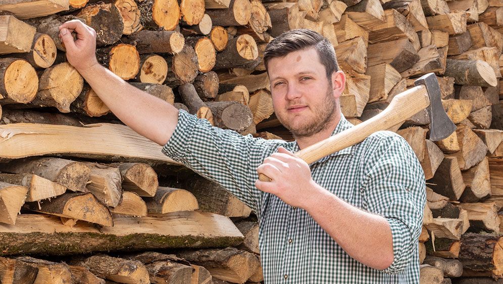 Hannes ist Holzarbeiter und wohnt mit seinen Eltern und seinem Bruder auf einem Hof in Oberösterreich.