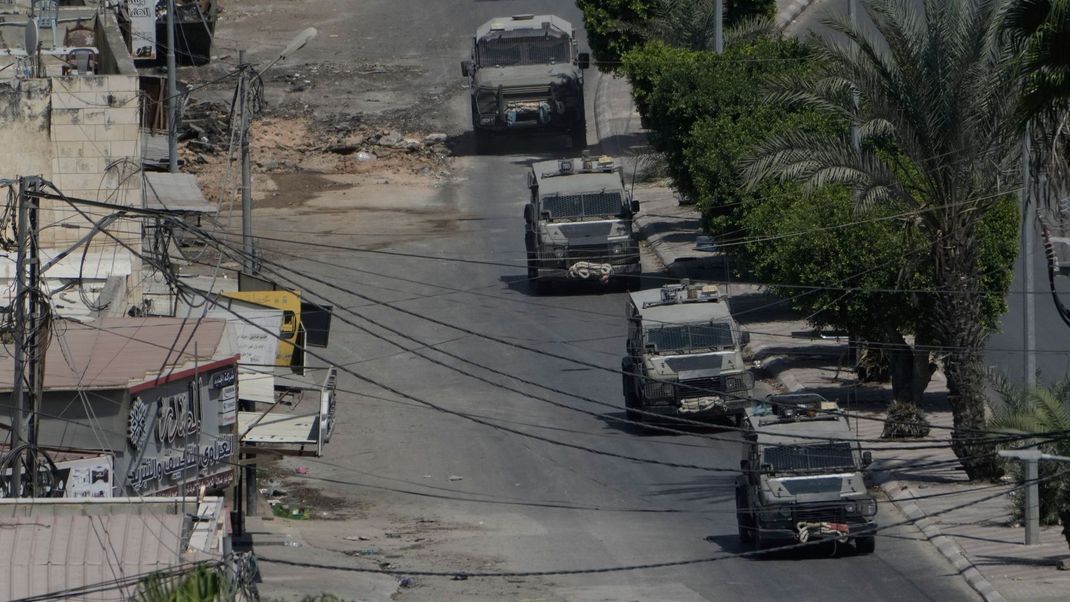 Offenbar sollen israelische Soldaten mehrere getötete mutmaßliche palästinensische Militante von einem Dach geworfen oder getreten haben.