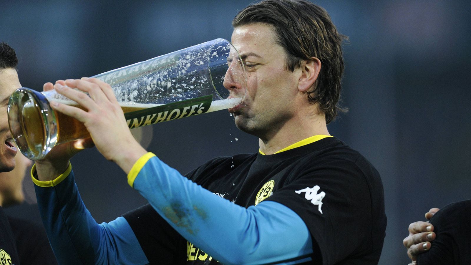 
                <strong>Roman Weidenfeller</strong><br>
                Roman Weidenfeller verbrachte nach dem Double den Rest seiner Karriere bei der Borussia. In Dortmund holte er 2017 noch den DFB Pokal. Außerdem fuhr er mit der Nationalmannschaft als dritter Torwart zur WM 2014 und darf sich heute Weltmeister nennen. Aktuell arbeitet der 38-Jährige für RTL als TV-Experte. Außerdem hat Weidenfeller auch eine kleinere Funktion im Verein und gehört damit immer noch zur BVB-Familie.
              