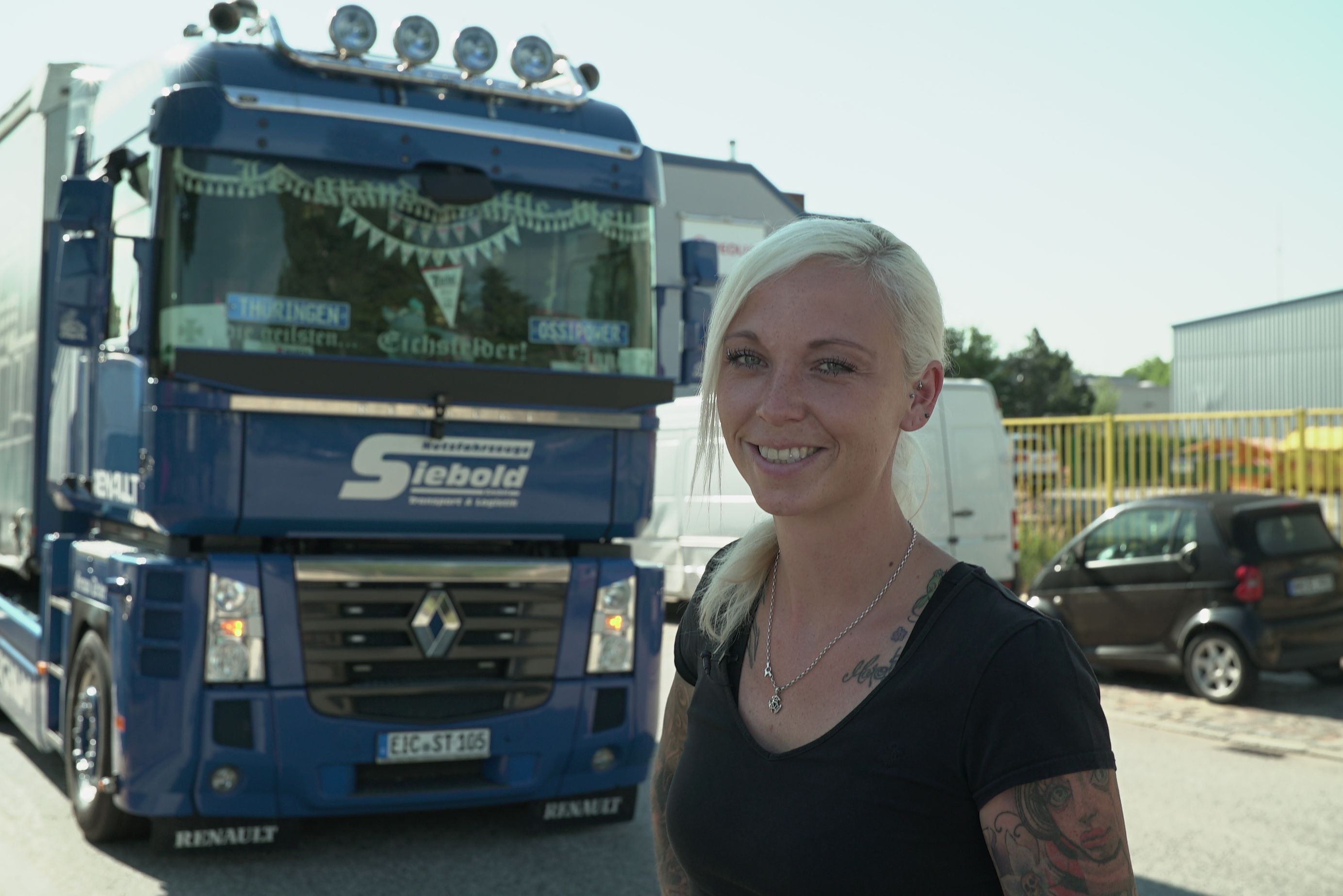 Vor ihrem 40 Tonnen schweren Truck "Bruno" steht "Trucker Babe" Anne.