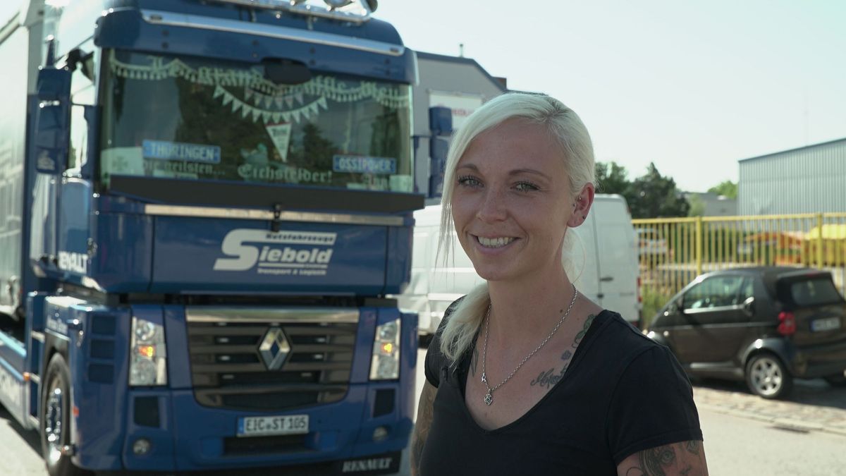 Vor ihrem 40 Tonnen schweren Truck "Bruno" steht "Trucker Babe" Anne