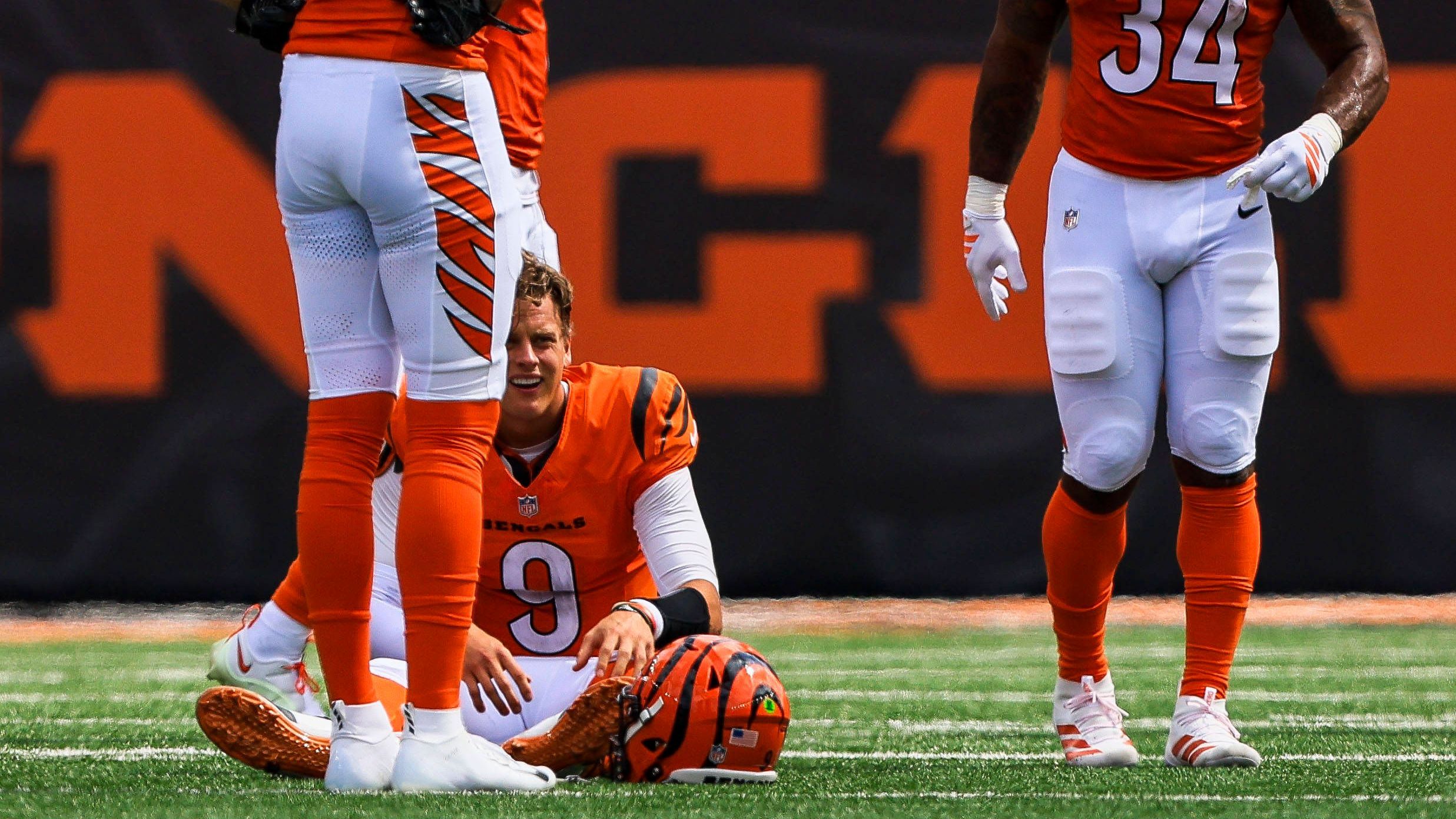 <strong>Joe Burrow (Cincinnati Bengals)</strong><br>Burrows lange Verletzungshistorie: 2023 verpasste er sieben Spiele wegen eines Bänderrisses im rechten (Wurf-)Handgelenk. Zuvor erlitt er bereits eine Wadenverletzung in der damaligen Preseason. Zudem hatte er immer wieder mit Knieproblemen zu kämpfen – darunter Risse des Kreuzbands , Innenbands, hinteren Kreuzbands, sowie des Meniskus. So kam seine Rookie-Saison zum vorzeitigen Ende. Den kleinen Finger hat er sich auch mal ausgekugelt. Es wäre also sinnvoll vorzusorgen. Aktuell haben sie nur einen Quarterback im Roster: Jake Browning. Das ist zu wenig. Sie müssen also definitiv nachlegen. Was gibt der Markt her?