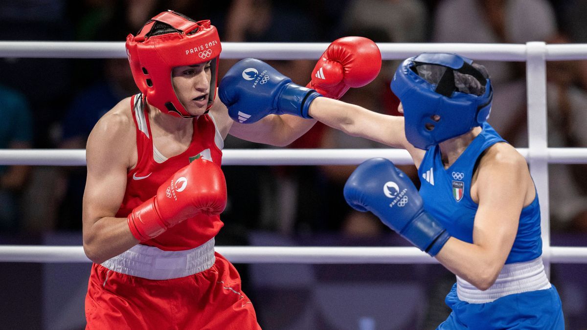 Paris 2024 - Boxing - Algeria v Italy Algeria s Imane Khelif (in red) and Italy s Angela Carini during their women s 66kg preliminaries round of 16 boxing match during the Paris 2024 Olympic Games,...