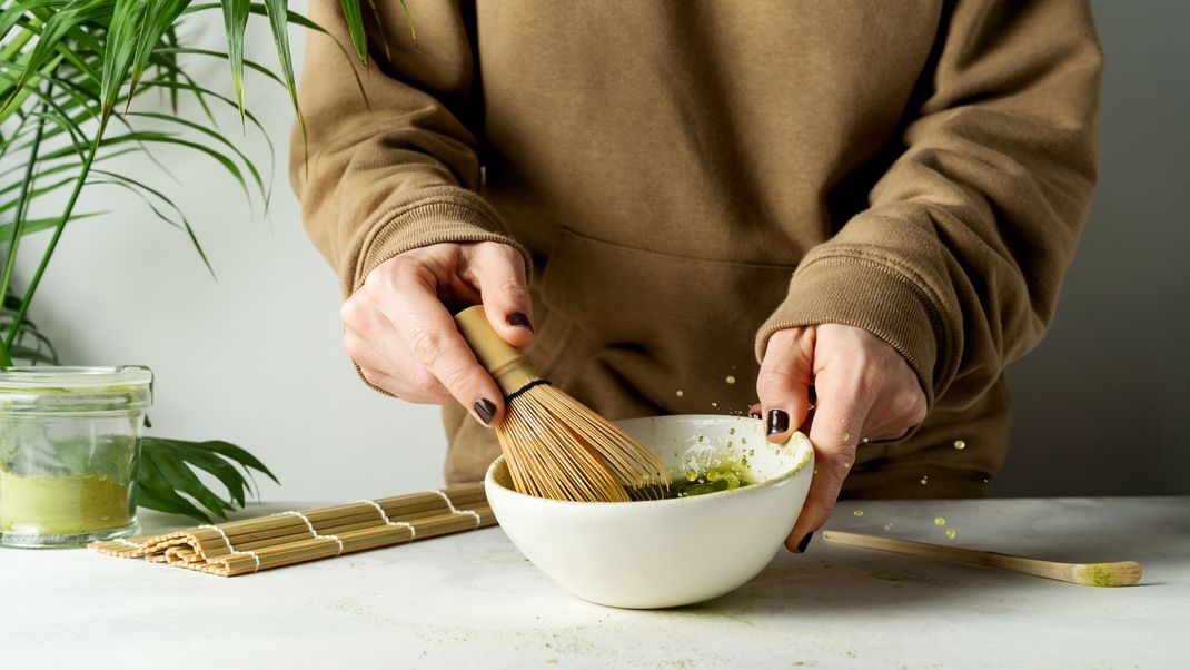 Matcha liegt schon seit einigen Jahren im Trend. Warum Matcha-Latte und Co. nicht nur auf Instagram eine gute Figur machen, sondern dir auch beim Abnehmen helfen können, klären wir hier. 