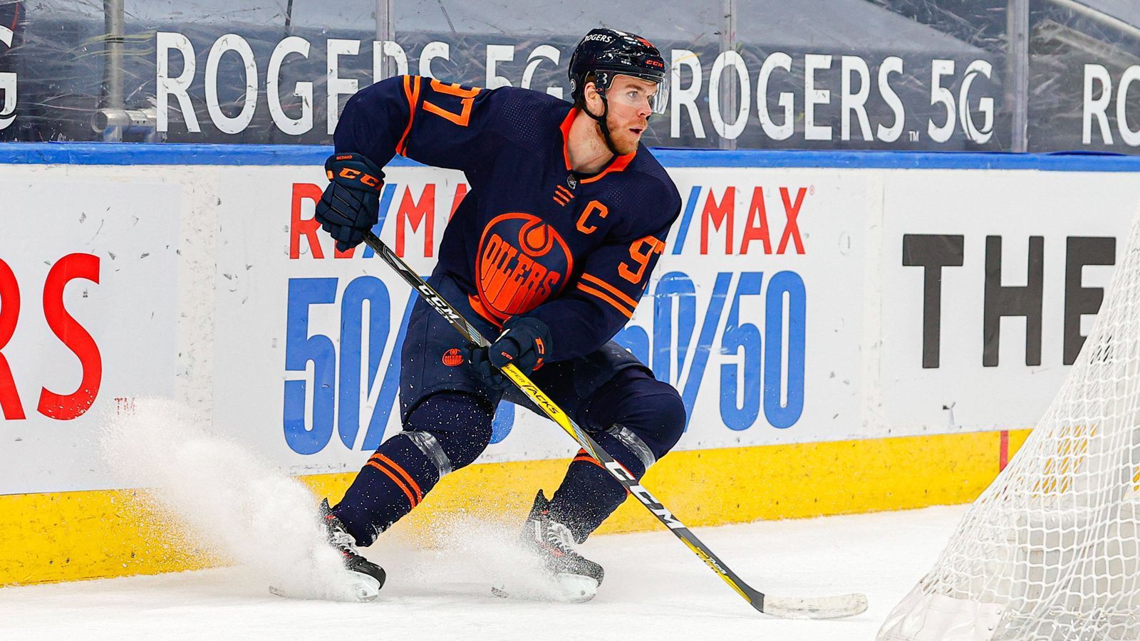 
                <strong>Pacific Division mit Team Captain Connor McDavid</strong><br>
                &#x2022; Offensive: Leon Draisaitl (Edmonton Oilers), Jordan Eberle (Seattle Kraken), Johnny Gaudreau (Calgary Flames), Adrian Kempe (Los Angeles Kings), Connor McDavid (Edmonton Oilers), Timo Meier (San Jose Sharks), Mark Stone (Vegas Golden Knights), Troy Terry (Anaheim Ducks) -<br>&#x2022; Defensive: Alex Pietrangelo (Vegas Golden Knights) -<br>&#x2022; Torhüter: Thatcher Demko (Vancouver Canucks), John Gibson (Anaheim Ducks) -<br>&#x2022; Coach: Peter DeBoer (Vegas Golden Knights) -<br>
              