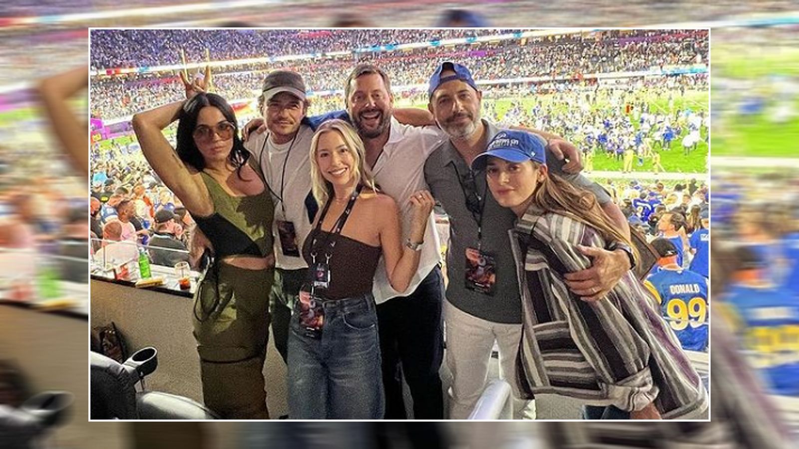 
                <strong>Katy Perry und Orlando Bloom</strong><br>
                Sängerin Katy Perry (li.), in der Vergangenheit schon mal Main-Act der Halftime-Show beim Super Bowl, war diesmal als Fan dabei. Ehemann Orlando Bloom war natürlich auch mit am Start. 
              
