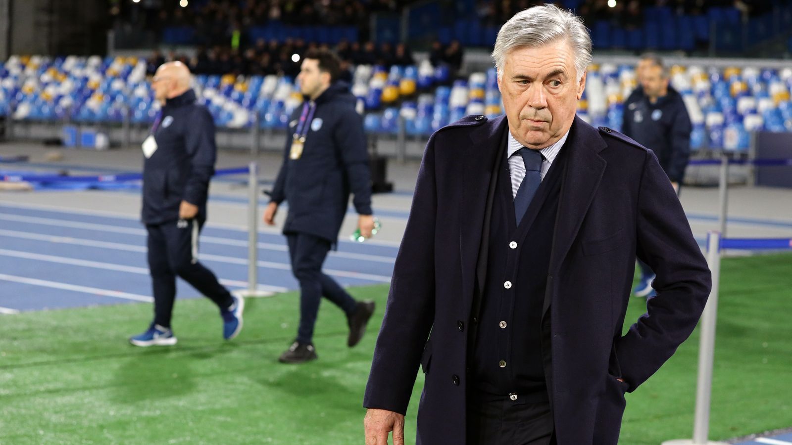 
                <strong>Carlo Ancelotti (vereinslos)</strong><br>
                Unmittelbar nach einem 4:0-Sieg in der Champions League gegen Genk wurde Carlo Ancelotti als Trainer des SSC Neapel entlassen. Doch lange muss der Italiener wohl nicht ohne Job bleiben, denn laut "Sky Italia" wird der frühere Bayern-Trainer vor allem in England hoch gehandelt. Zum einen soll der 60-Jährige als Coach beim FC Arsenal im Gespräch sein, aber eben auch beim FC Everton, einem Liga-Rivalen der "Gunners". Auf der Insel arbeitete Ancelotti einst bereits für den FC Chelsea und wurde mit den "Blues" 2010 englischer Meister sowie FA-Cup-Sieger.
              