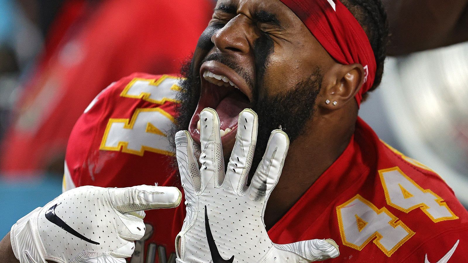 
                <strong>Super-Bowl-Sieger: So feiern die Kansas City Chiefs!</strong><br>
                Linebacker Dorian O'Daniel zeigt es an: Hier kommt der Super-Bowl-Ring hin!
              