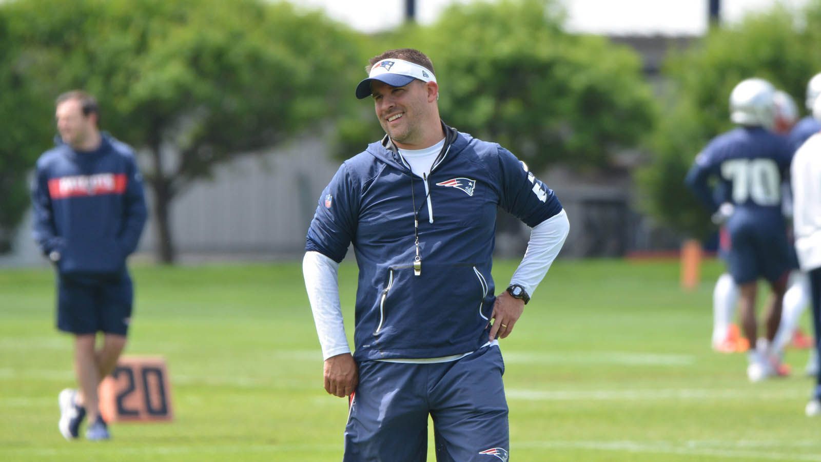 
                <strong>Josh McDaniels (New England Patriots)</strong><br>
                Der Offensive Coordinator der Patriots hat eine gute Verbindung zu Jack Easterby, der bei den Texans den Neuaufbau ausrichten soll. McDaniels hat bereits mit Quarterback-Legende Tom Brady zusammengearbeitet und gilt auch als großer Fan von DeShaun Watson.
              