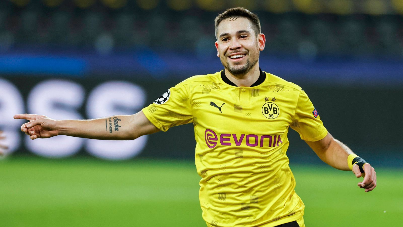 
                <strong>Mittelfeld: Raphaël Guerreiro (Borussia Dortmund)</strong><br>
                Je nach System agierte der Portugiese als linker Verteidiger oder auf der linken Mittelfeldposition. Dabei machte Guerreiro seine Seite gut zu und strahlte bei offensiven Vorstößen oftmals auch Torgefahr aus. Gegen Lazio Rom traf er zur zwischenzeitlichen Führung. Aufgrund von muskulären Problemen fällt er jedoch derzeit verletzt aus.
              