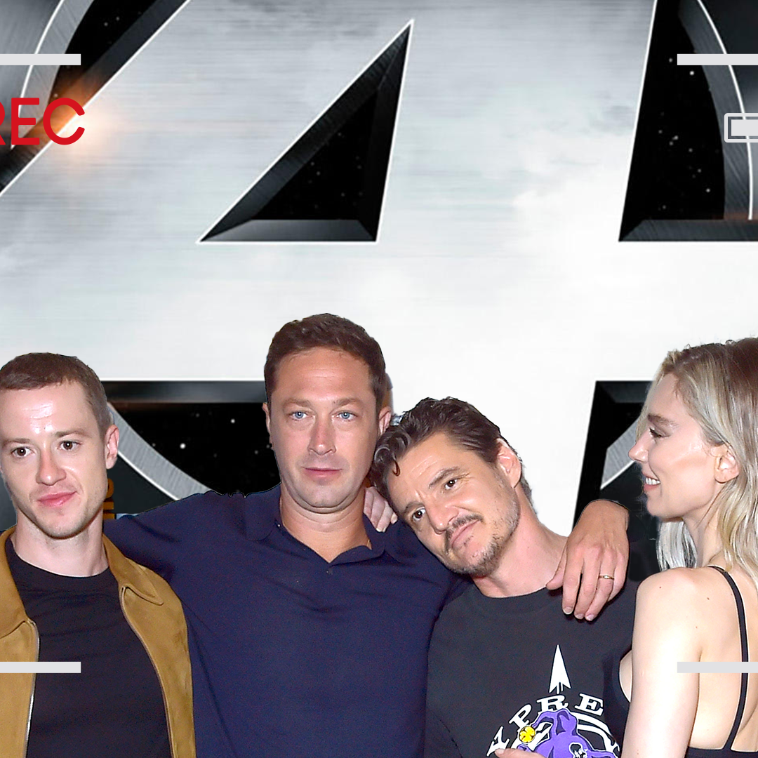 Im Hintergrund ein Filmposter des "Fantastic Four"-Films von 2005, davor der neue Cast und davor eine aufnehmende Kamera.
