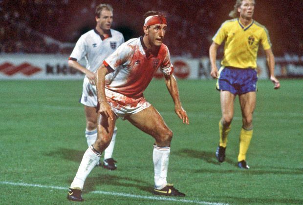 
                <strong>Terry Butcher (Englische Nationalmannschaft)</strong><br>
                Unvergessen, der beinharte Engländer Terry Butcher: Beim entscheidenden Qualifikationsspiel in Schweden bot der Innenverteidiger eine grandiose Leistung - trotz blutender Platzwunde und blutdurchtränktem Shirt.
              