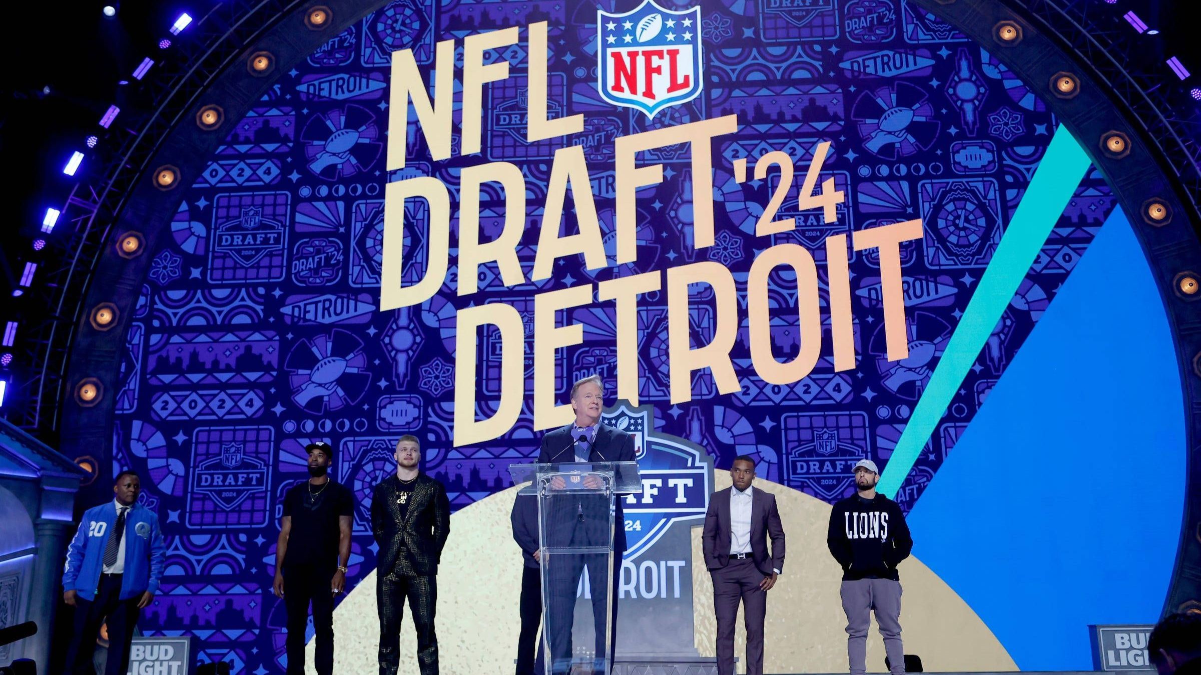 <strong>NFL Draft: So viele Picks investierten die Teams in ihre Offensive</strong><br>Beim NFl-Draft 2024 wechselten wieder zahlreiche Talente in die NFL. Dabei versuchten die Team-Verantwortlichen die letzten Lücken in ihren Rostern zu schließen.&nbsp;<strong><em>ran</em></strong> gibt einen Überblick, wie viele Offensivspieler die Teams im Draft verpflichtet haben. (Quelle: Pro Football References)