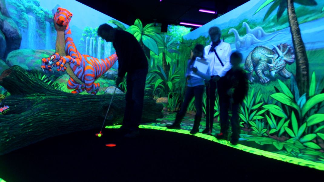 Schon mal Schwarzlicht-Minigolf gespielt? Bei dieser Variante des Minigolfs macht das Spielen gleich noch viel mehr Spaß.