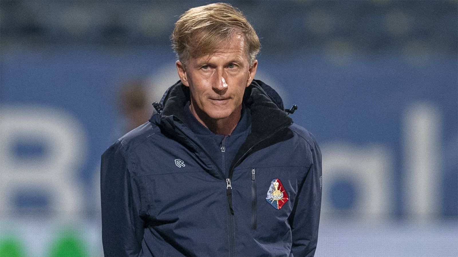 
                <strong>Andries Jonker</strong><br>
                Andries Jonker dürfte vielen Fußballfans wohl aus seiner Zeit als Trainer des VfL Wolfsburg bekannt sein. Zuvor war er von 2009 bis 2012 aber als Co-Trainer von Louis van Gaal bei den Bayern tätig. Nach dessen Entlassung agierte Jonker kurze Zeit sogar als Interimstrainer, anschließend betreute er in der Saison 2011/2012 dann die zweite Mannschaft der Münchener. Über die Jugendabteilung des FC Arsenal kam Jonker 2017 zum VfL Wolfsburg. Der Erfolg blieb jedoch aus - der heute 58-Jährige wurde entlassen. Derzeit trainiert er den SC Telstar in der zweiten niederländischen Liga. 
              