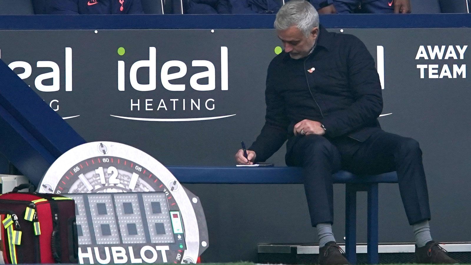 
                <strong>Faktor 5: Jose Mourinhos neue Seite</strong><br>
                Die Handschrift des Jose Mourinho ist Anlaufschwierigkeiten in der vergangenen Saison endlich zu sehen. Dabei präsentiert sich "The Special One" von einer neuen Seite. Statt sich mit den Stars anzulegen und für Unruhe zu sorgen, zeigt Mourinho eine soziale Ader: Er ist ungewohnt demütig, herzt seine Spieler und nutzt den Austausch über Social Media. Auch nach der Eroberung der Tabellenspitze bleibt der zweimalige Champions-League-Sieger auf dem Boden. "Wir spielen nicht um den Titel", sagte Mou. Die guten Leistungen begründet er mit einer guten Arbeit auf dem Transfermarkt und starken Trainingseinheiten in der kurzen Vorbereitung.
              