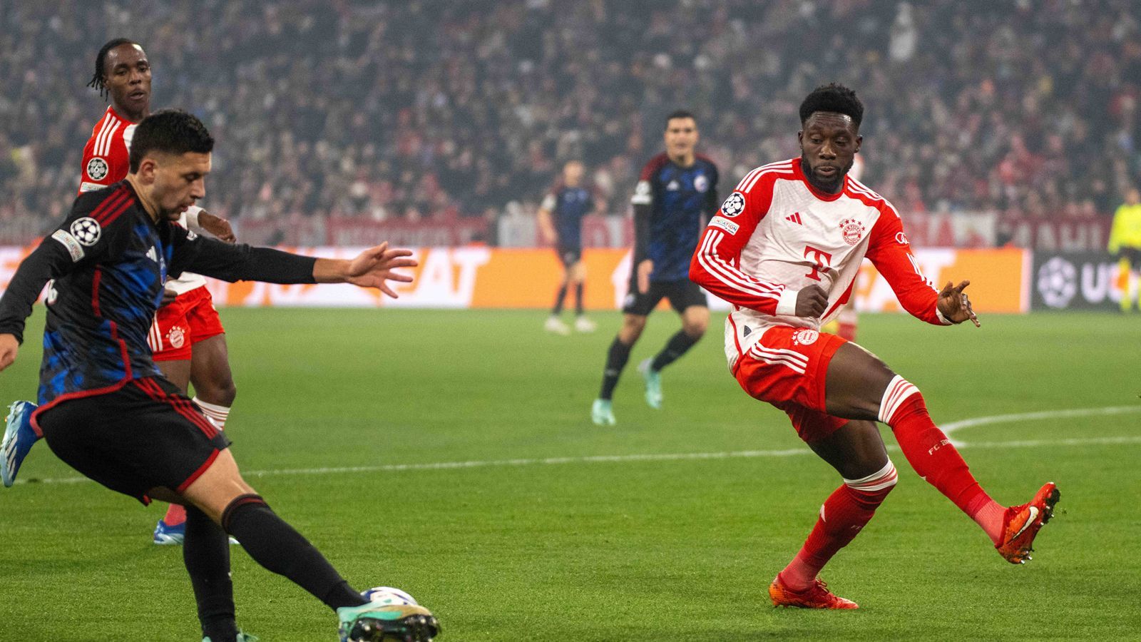 <strong>Alphonso Davies</strong>&nbsp;<br>Weit weniger auffällig als der vor ihm spielende Tel. Im Duell mit Roony Bardghji nicht immer sattelfest. Kaum Flankenläufe und in der 59. Minute ein grässlicher Stockfehler. Versteckt sich in der Folge noch mehr. <strong><em>ran</em>-Note: 5</strong>