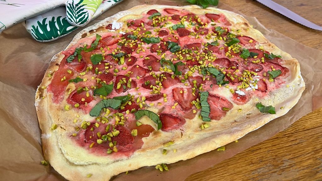 Flammkuchen einmal anders: Fruchtiger Genuss mit Erdbeeren