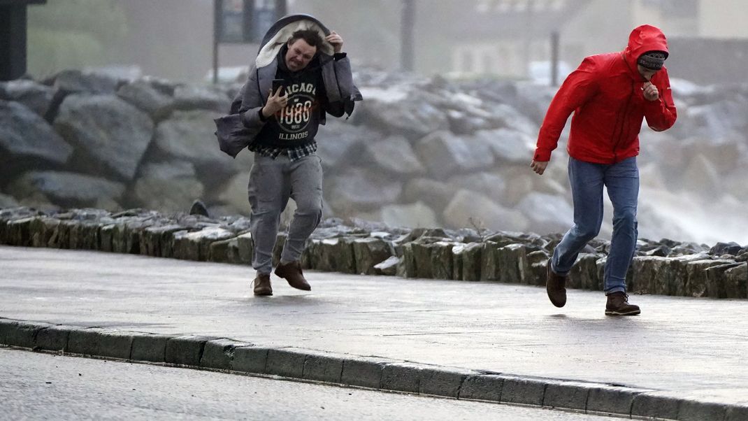 Der Sturm "Isha" wütet über Irland sowie Großbritannien und sorgt für landesweite Stromausfälle.