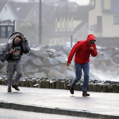 Der Sturm "Isha" wütet über Irland sowie Großbritannien und sorgt für landesweite Stromausfälle.