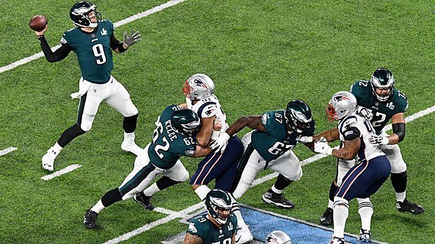 
                <strong>200+ Passing Yards beider QBs in erster Halbzeit des Super Bowls</strong><br>
                Mit insgesamt 74 Punkten fehlte der Partie nur ein Zähler, um den All-Time-Record an Punkten in einem Super Bowl einzustellen. Ein Shootout war früh abzusehen, immerhin fiel der erste Rekord bereits zur Pause. Niemals zuvor hatten beide Quarterbacks vor der Halbzeit jeweils über 200 Passing Yards auf dem Konto.
              