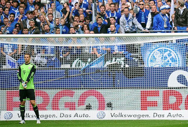 
                <strong>Manuel Neuer: Vom FC Schalke 04 zum FC Bayern München</strong><br>
                Manuel Neuer: Vom FC Schalke 04 zum FC Bayern München. Manuel Neuers Transfer 2011 zu den Bayern weckt den Zorn vieler Fans. Viele Fans wollen den gebürtigen Gelsenkirchener, der zudem jahrelang in der Schalker Fankurve stand, nicht im Bayern-Tor sehen. Auch so mancher S-04-Fan hat Neuer bis heute nicht verziehen.
              