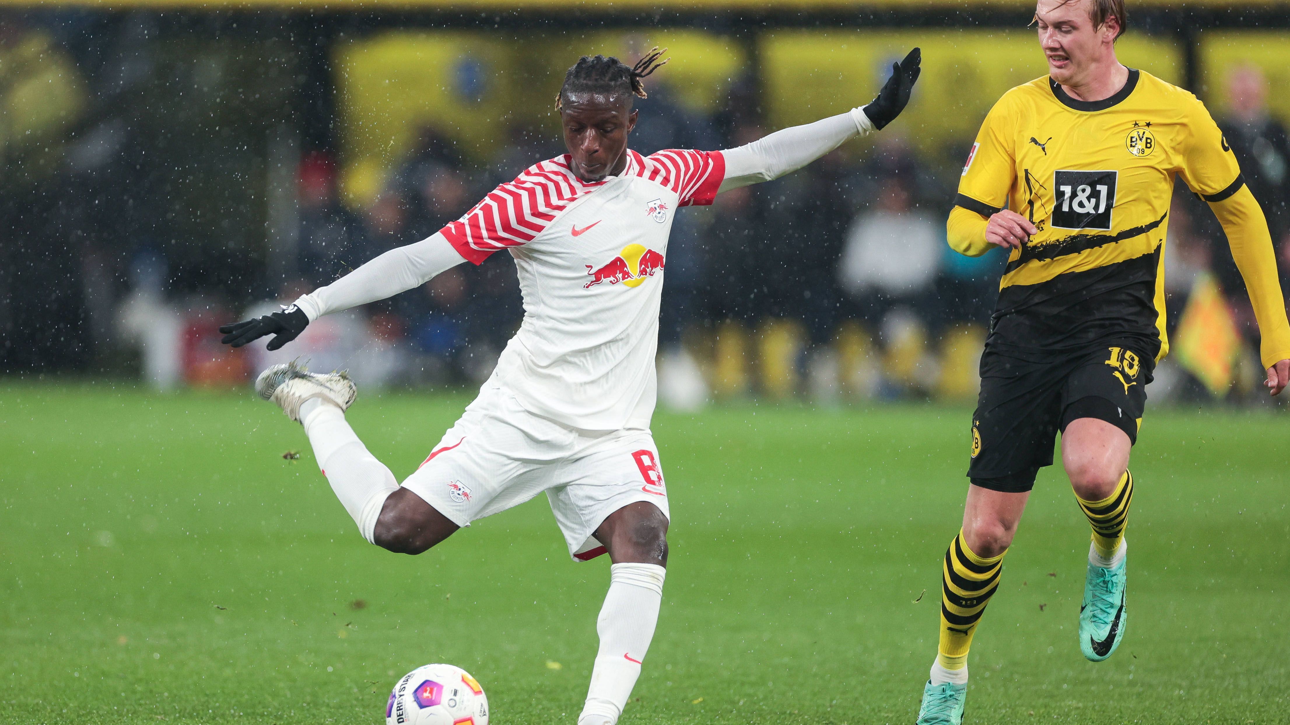 <strong>Amadou Haidara (RB Leipzig)</strong><br>Der Malier ist im Signal-Iduna-Park im Mittelfeld der Sachsen extrem passsicher und auch ganz stark gegen den Ball, was ihn zu einem sehr unangenehmen Gegenspieler für die BVB-Stars macht. Zudem hat Amadou Haidara ab und an auch Torabschlüsse, etwa in der 23. Minute, wobei er dabei aber den Kasten verfehlt – dennoch ein ganz starker Auftritt des Leipzigers. <strong>ran-Note: 2</strong>