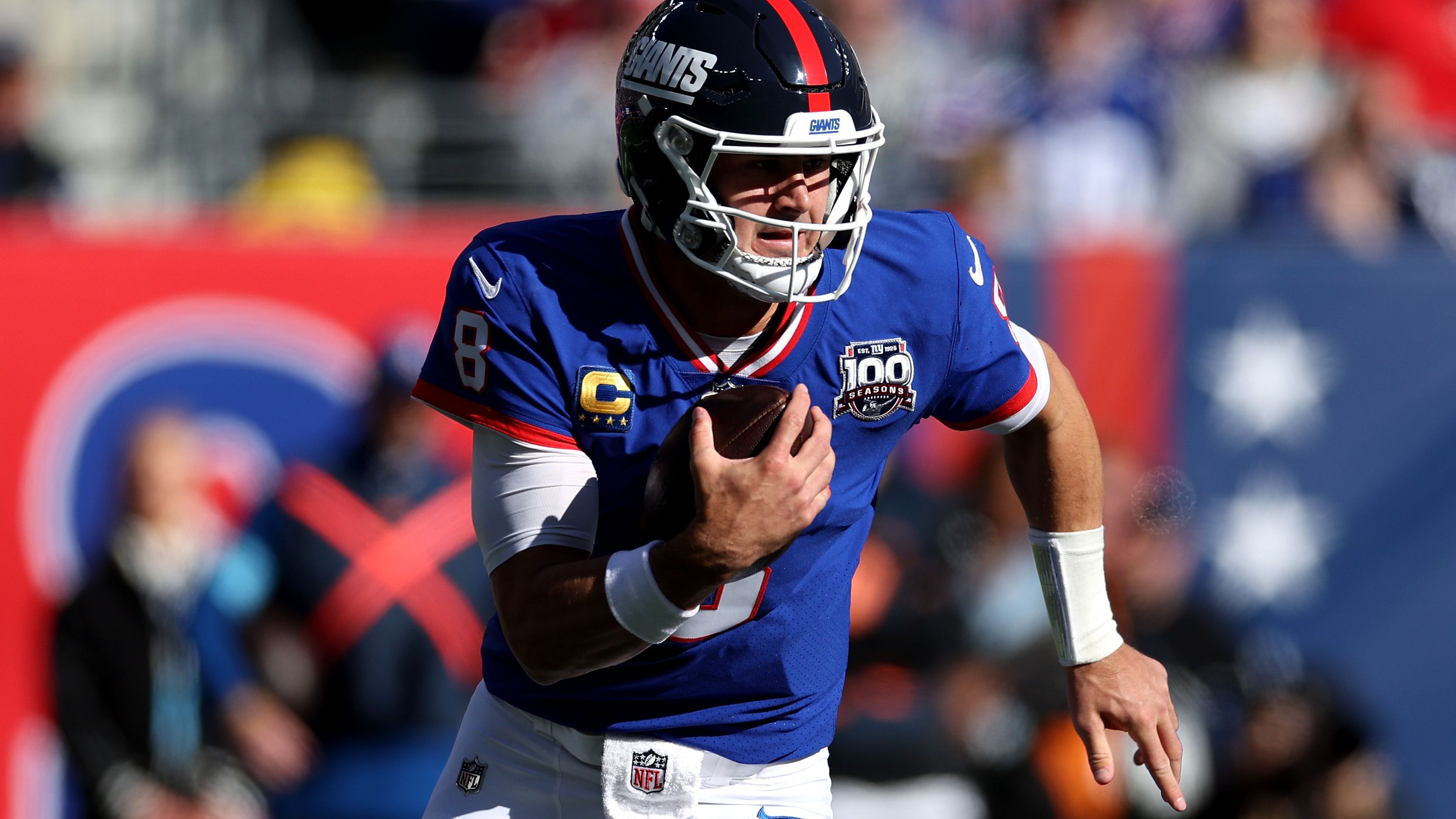 <strong>NFL: Diese Monster-Verträge zahlten sich nicht aus</strong><br> Die Ära Daniel Jones bei den New York Giants ist beendet. Kurz nach der Degradierung einigte man sich mit dem Erstrunden-Pick von 2019 auf eine Entlassung. Für die Franchise bleibt ein ordentlicher Batzen Dead Cap. Jones ist bei Weitem aber nicht die einzige teure Fehleinschätzung der NFL-Historie.<em><strong> ran</strong></em> zeigt weitere Spieler, die einen Monster-Vertrag unterschrieben, die Erwartungen aber nicht erfüllen konnten.<br><em>Auch interessant: <a target="_blank" data-li-document-ref="463800" href="https://www.ran.de/sports/nfl-daniel-jones-beweist-seine-klasse-mit-stilvollem-giants-abgang-ein-kommentar-463800">NFL: Daniel Jones beweist Größe mit stilvollem Giants-Abgang</a></em>