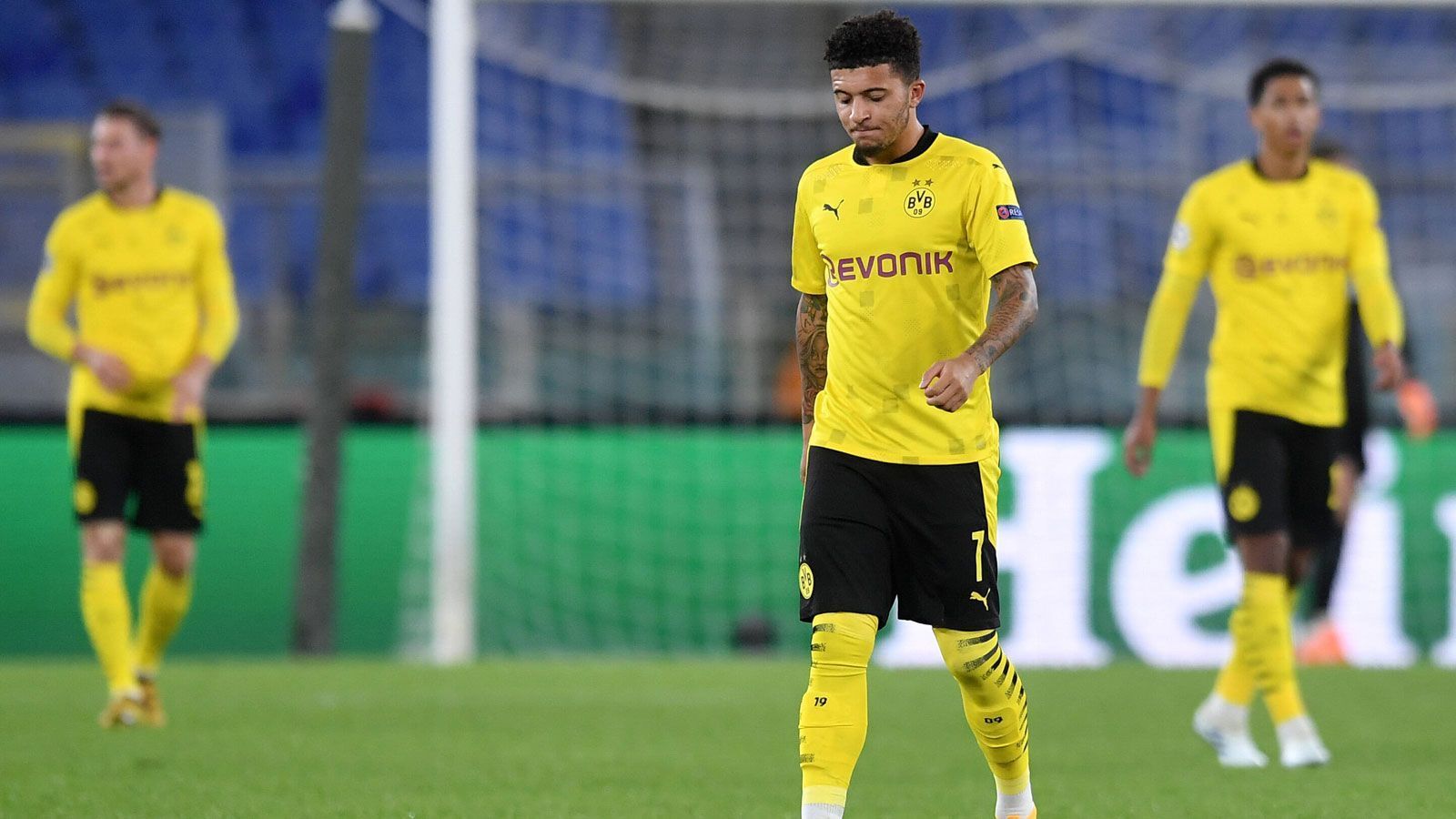 
                <strong>Jadon Sancho</strong><br>
                Das komplette Dortmunder Mittelfeld enttäuschte, Sancho machte da keine Ausnahme. Den Engländer gelang wenig, seine Pässe kamen mehrfach nicht an. In der zweiten Halbzeit spielte Sancho verbessert, ohne aber dabei etwas zu bewirken. ran-Note: 4
              