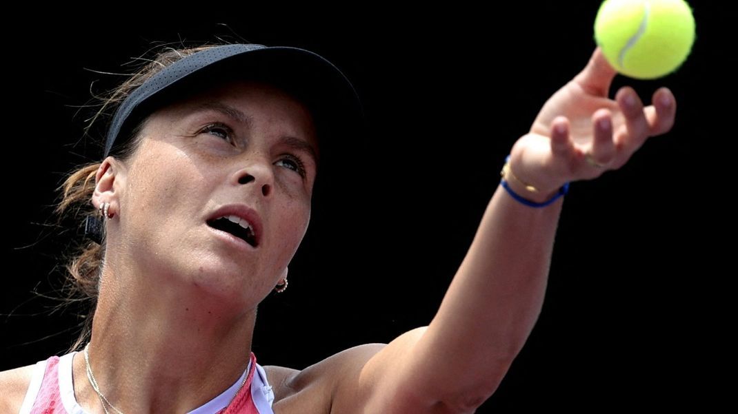 Nicht nur den Ball, sondern auch die zweite Runde im Blick: Tatjana Maria gewinnt ihr Auftaktmatch bei den Australian Open