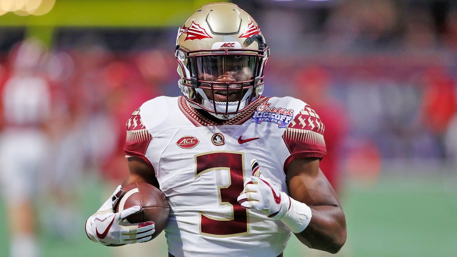 
                <strong>Cam Akers (Florida State) </strong><br>
                Cam Akers hatte eine eher durchschnittliche Karriere am College, da er lange Zeit hinter einer katastrophalen O-Line spielen musste. Dennoch kam er in der vergangenen Saison auf 1144 Rushing Yards und 14 Touchdown. Zusätzlich konnte er als Receiving Back glänzen und kam auf 222 Receiving Yards und vier gefangene Touchdowns. Akers besitzt die besten physischen Voraussetzungen, um als Running Back in der NFL zu funktionieren. Mit seinem schnellen Antritt in Kombination mit einer explosiven Wucht und Stärke kann er durch jede offene Lücke stoßen. Schwächen besitzt er noch im Pass-Blocking, ein weiterer Schwachpunkt ist seine noch nicht ganz ausgeprägte Vision, die er noch verbessern muss. Dennoch hat Akers unheimlich viel Potenzial und könnte sich beim richtigen Team zu einem der besseren Running Backs in der NFL entwickeln. Er konnte besonders beim Scouting Combine Eindruck bei einigen Teams hinterlassen. Vom Spielertyp könnte man ihn mit Mark Ingram von den Baltimore Ravens vergleichen. 
              