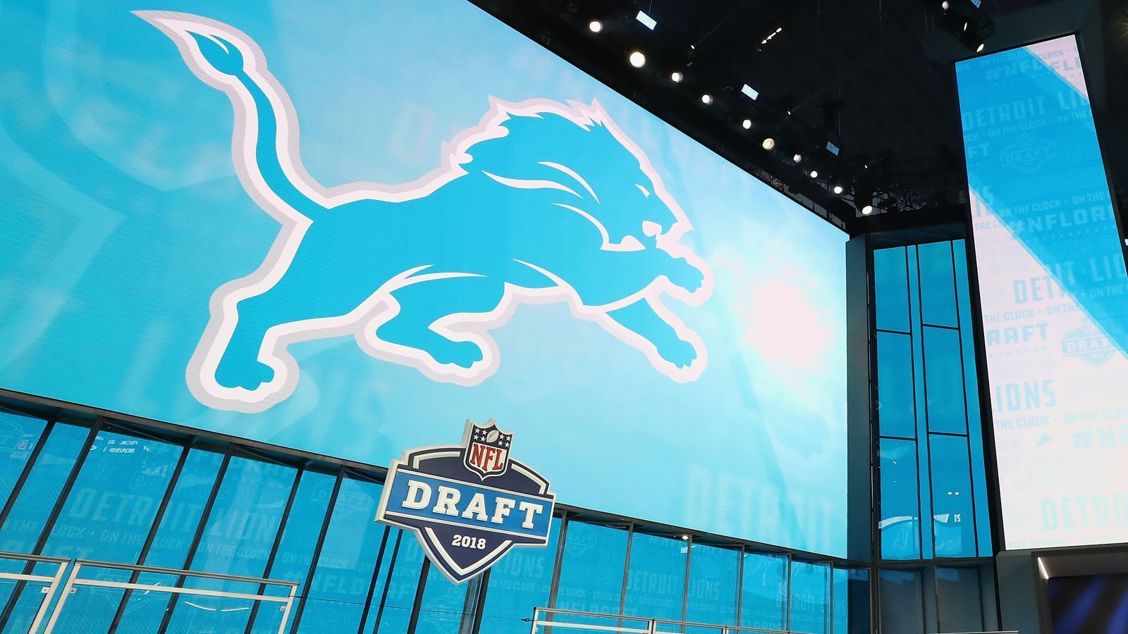 
                <strong>Detroit Lions</strong><br>
                1. Runde, Pick 3: CB Jeff Okudah2. Runde, Pick 35: RB D'Andre Swift3. Runde, Pick 67: OLB Julian Okwara3. Runde, Pick 75: OG Jonah Jackson4. Runde, Pick 121: G Logan Sternberg5. Runde, Pick 166: WR Quintez Cephus5. Runde, Pick 172: RB Jason Huntley6. Runde, Pick 197: DT John Penisini7. Runde, Pick 235: DT Jashon Cornell
              