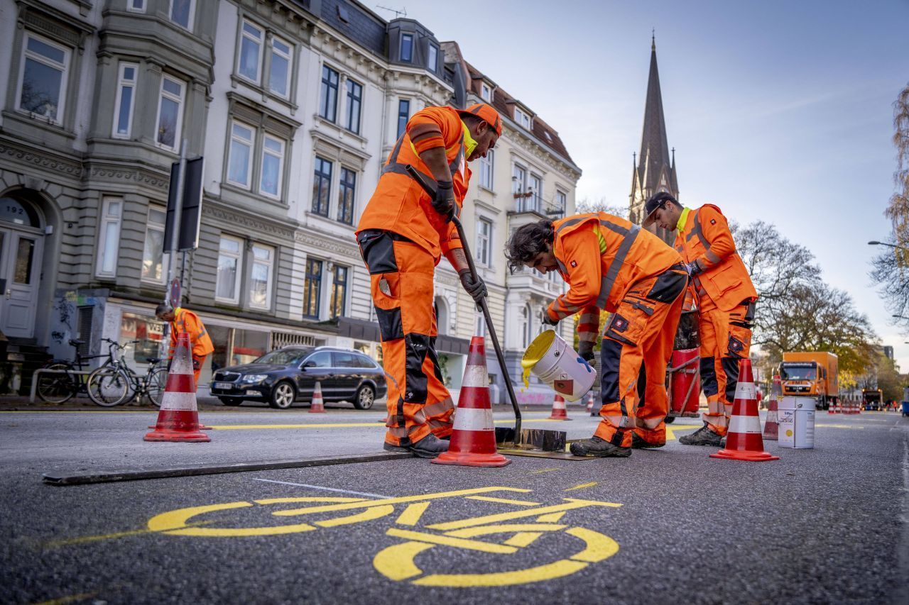 Pop-up-Radweg: Dabei handelt es sich um einen zusätzlichen, temporären - während der Corona-Pandemie - eingerichteten Fahrradweg. Wo sonst Autos parken oder fahren, ermöglicht der Streifen die Einhaltung der geltenden Abstands-Regeln. Der erste deutsche Pop-up-Radweg wurde am 25.03.2020 in Berlin aufgepinselt, andere Städte wie Stuttgart oder München zogen nach. Hamburg hat im November den zweiten offiziellen Corona-Radweg ge